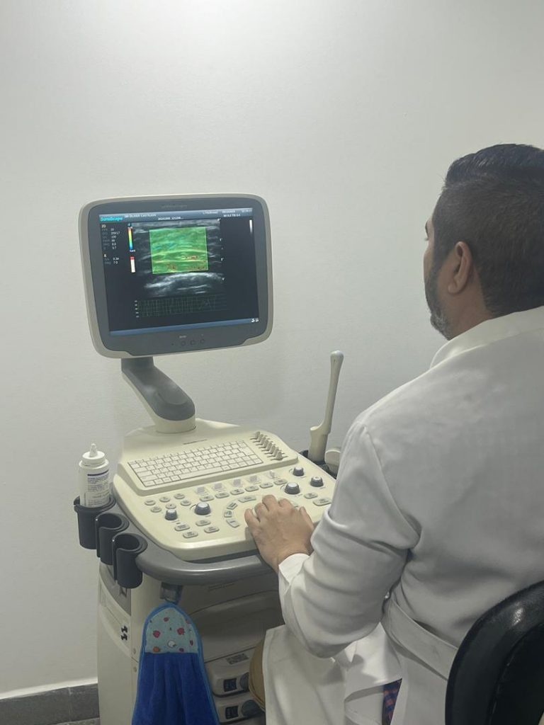 Realizando estudio de ecografía mamaria utilizando la herramienta de la elastosonografía.